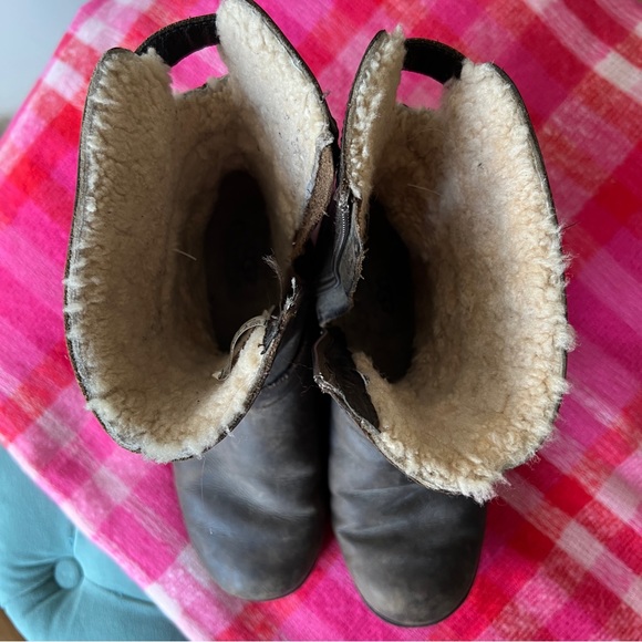UGG Lined Sherpa Leather Boots - Picture 12 of 12